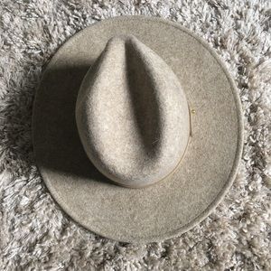 Lack of color camel color hat